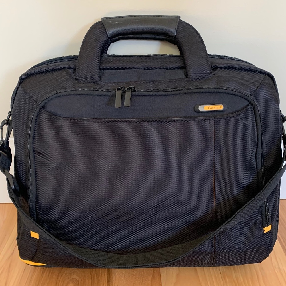 Targus Soft Port Meridian II Laptop Case NWOT